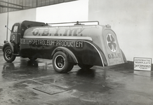 811688 Afbeelding van een tankauto van de O.B.I.My. in een hal van - en geproduceerd door de Carrosserie- en ...